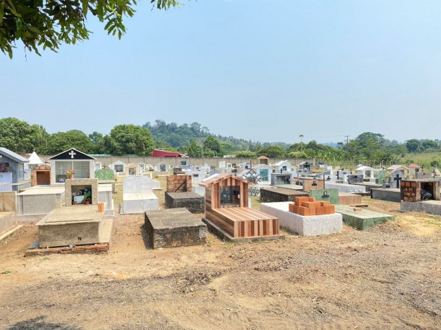 Prefeitura de Monte Negro realiza serviço de limpeza no Cemitério Municipal
