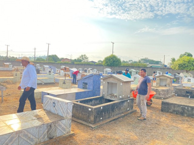 SEMOSP realiza a limpeza do Cemitério Municipal para o Dia de Finados