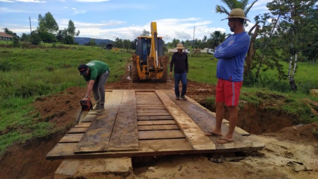 SEPAGRI de Monte Negro realiza reparo em ponte de propriedade rural através do programa Progresso Rural