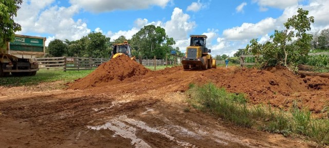 Prefeitura de Monte Negro atende demanda de produtores rurais com melhorias em estrada